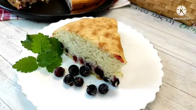Быстрый и вкусный пирог с черной смородиной