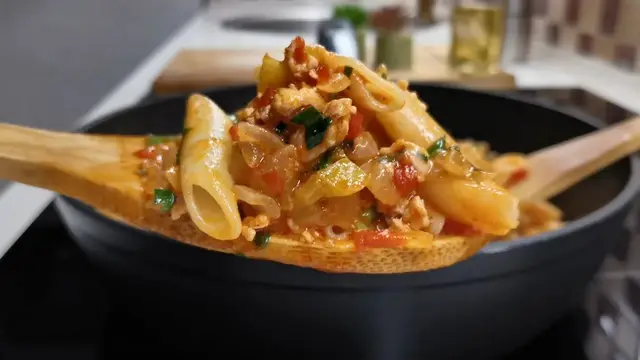 Макароны с куриным фаршем в томатном соусе
