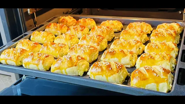 Вкусная дрожжевая выпечка с сырной начинкой