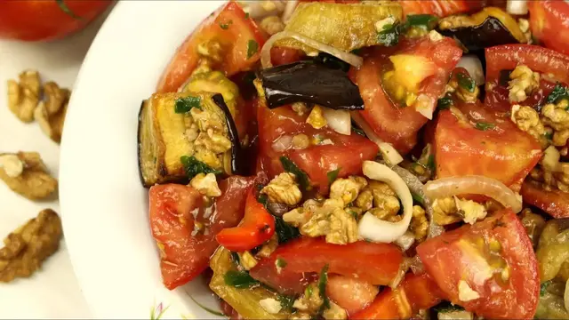 Летний салат с запечёнными баклажанами и помидорами