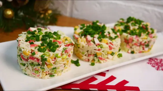 Постный салат с рисом и крабовыми палочками 