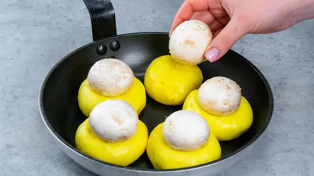 Оладьи из картошки с грибами на сковородке