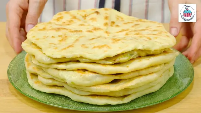 Пышные пироги с творогом и зеленью