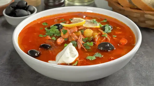 Вкусный суп солянка