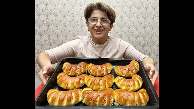 Сытные булочки с колбасой и сыром