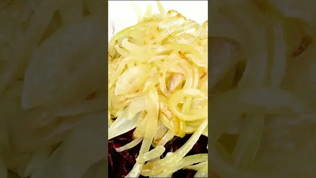 Простой свекольный салат с жареным луком и огурцами