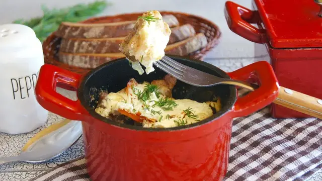 Свинина со сметаной в горшочке