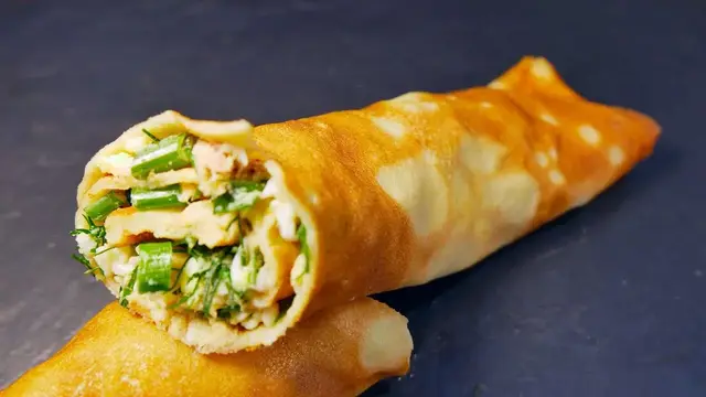 Тонкие блинчики с тунцом и зеленью