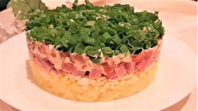 Слоёный салат с ветчиной и помидорами 