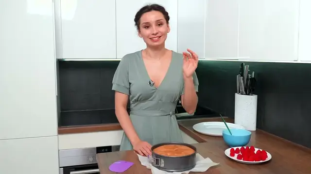 Нежный и воздушный пирог с малиной