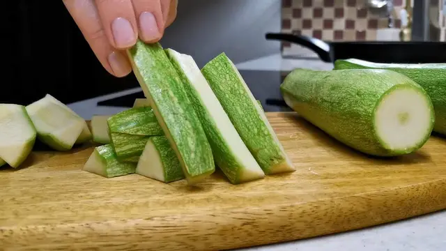 Маринованные кабачки с заправкой из болгарского перца, чеснока и петрушки