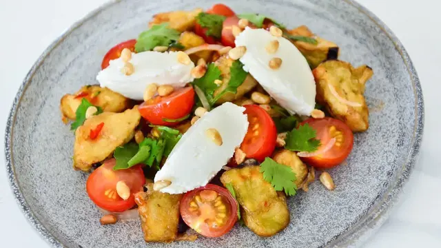 Вкусный салат с хрустящими баклажанами