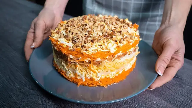 Слоёный салат из моркови с яблоком