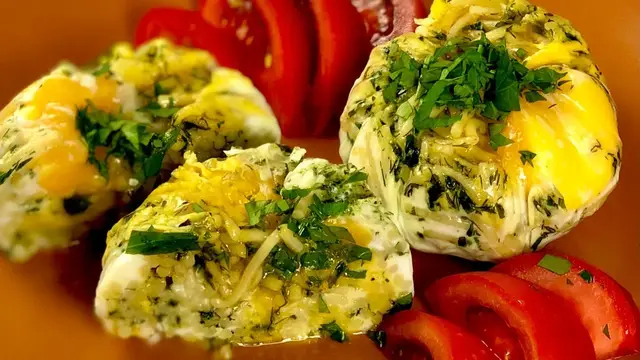 Мешочки из яиц с макаронами и зеленью