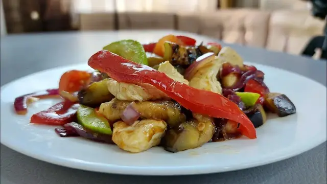 Теплый салат из овощей и курицы