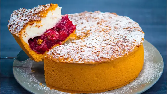 Пирог с клубникой и нежным кремом