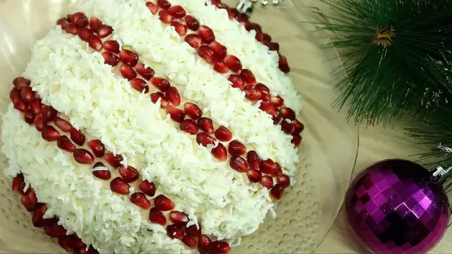 Слоеный салат с ветчиной и яблоками