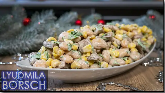 Салат с фасолью, кукурузой и сухариками 