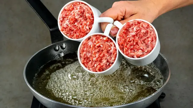 Голубцы с мясным фаршем и грибным соусом