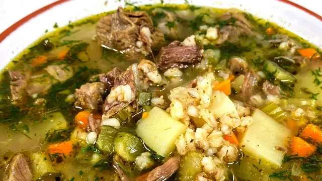 Рассольник с перловкой и солеными огурцами