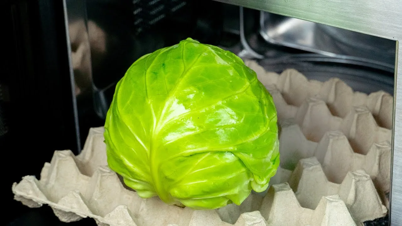 Капустные шарики с мясным фаршем и грибами в томатном соусе