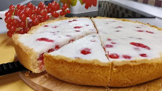 Пирог с красной смородиной