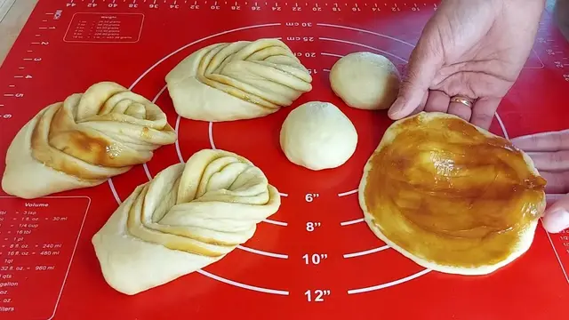 Домашние булочки со сгущёнкой