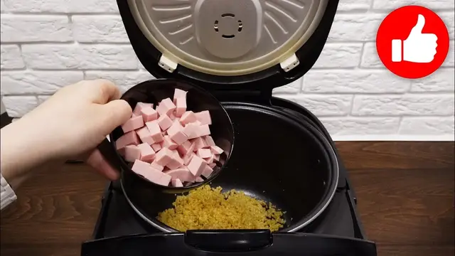 Пшеничная каша с колбасой в мультиварке