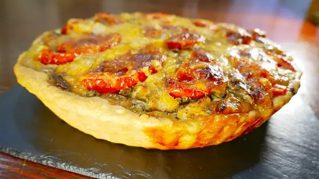 Открытый пирог с мясом, грибами и помидорами