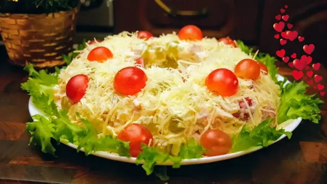 Новогодний салат с куриной грудкой и ананасами