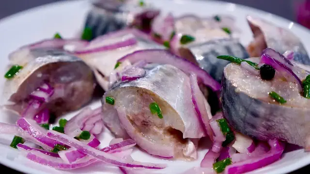 Маринованная скумбрия с луком и специями