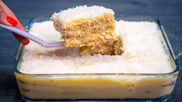 Десерт с печеньем и кокосовым кремом