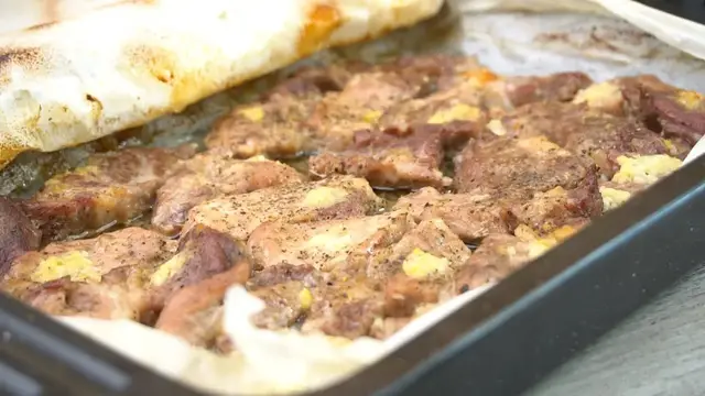 Золотистое мясо в духовке