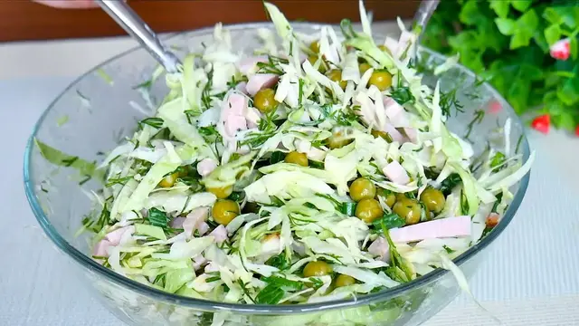 Святковий салат з шинкою, капустою та горошком
