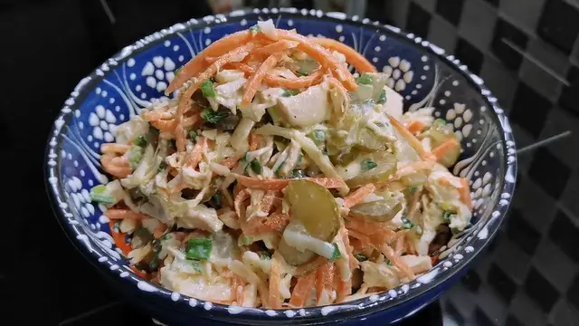 Салат с курицей и морковью