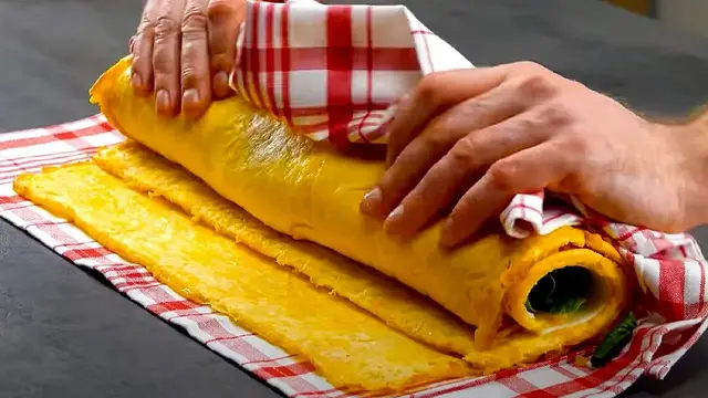 Яичный рулет с начинкой из фарша, сыра и шпината