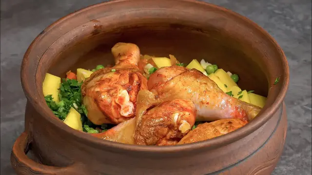 Жаркое из курицы с овощами в горшочке