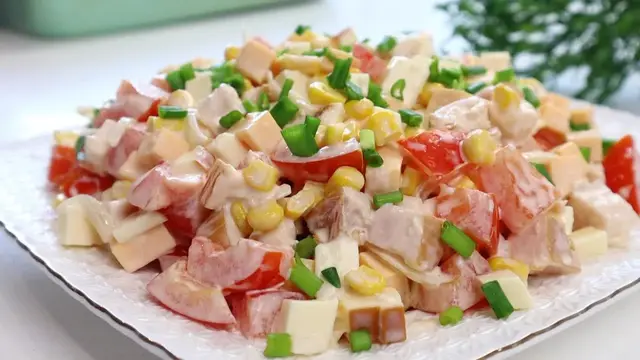 Очень вкусный и быстрый салат с ветчиной и куриной грудкой на праздничный стол