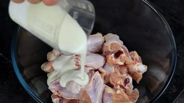 Куриные крылья в кефире