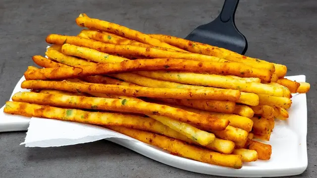 Картофельные палочки с сыром и пикантным соусом