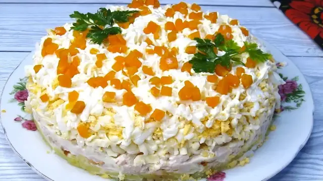 Нежный и сытный салат с курицей