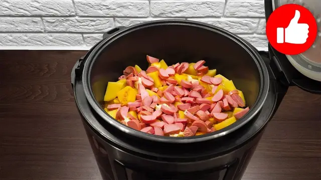 Картошка с сосисками в мультиварке на ужин