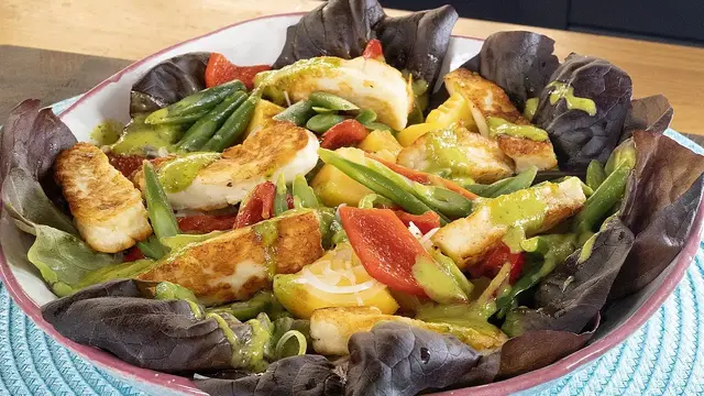 Салат с жареным сыром халуми и персиками
