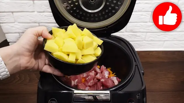 Тушеная картошка с капустой и мясом свинины в мультиварке на ужин