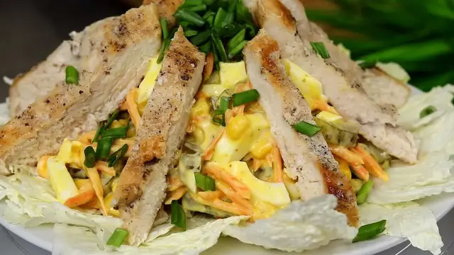Очень вкусный салат с куриной грудкой