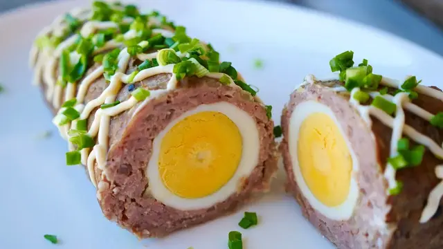 Мясной рулет с яйцом