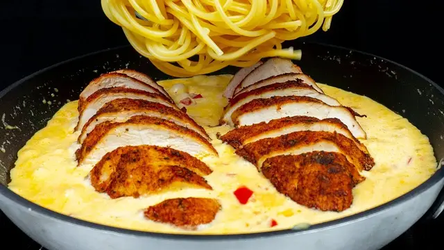 Паста с курицей на сковороде