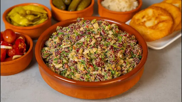 Ароматная фасоль по-грузински с орехами и зеленью
