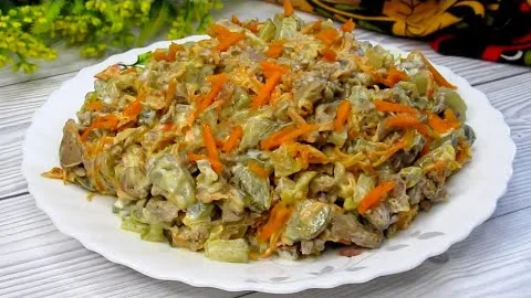 Лёгкий салат с куриной печенью и маринованными огурцами 