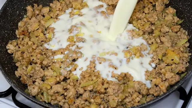 Нежное картофельное пюре с мясным соусом